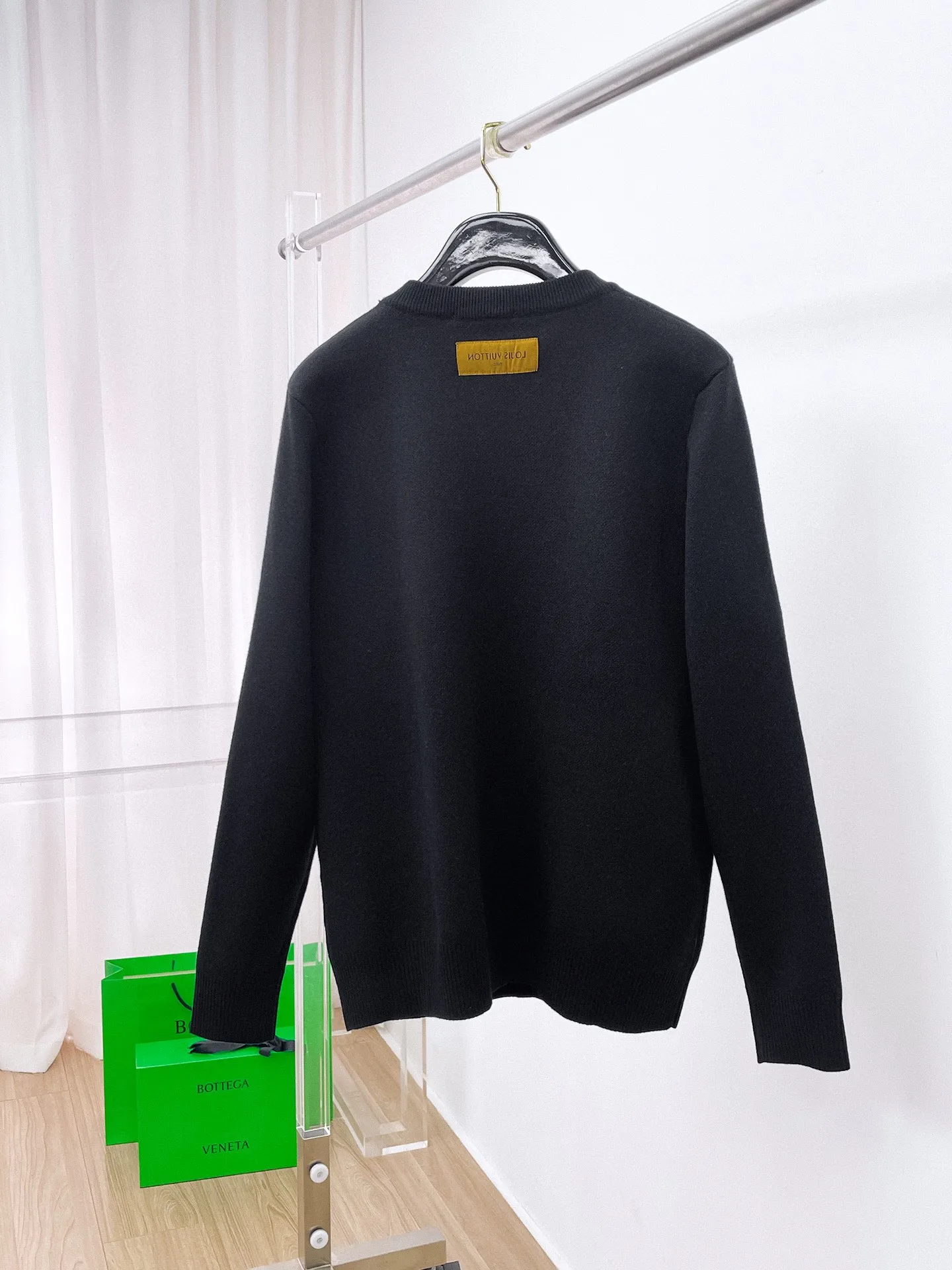 🅿️440 LV 2025ss new wool blended round neck long sleeve sweater cardigan bottoming shirt, high-end version! The custom-made fabrics at the counter are highly breathable and comfortable, with impeccable details and brand element design concepts, reflecting high quality. It feels delicate and soft! It presents a casual cut and the upper body shape is great! 🐉Code size: M-3XL
